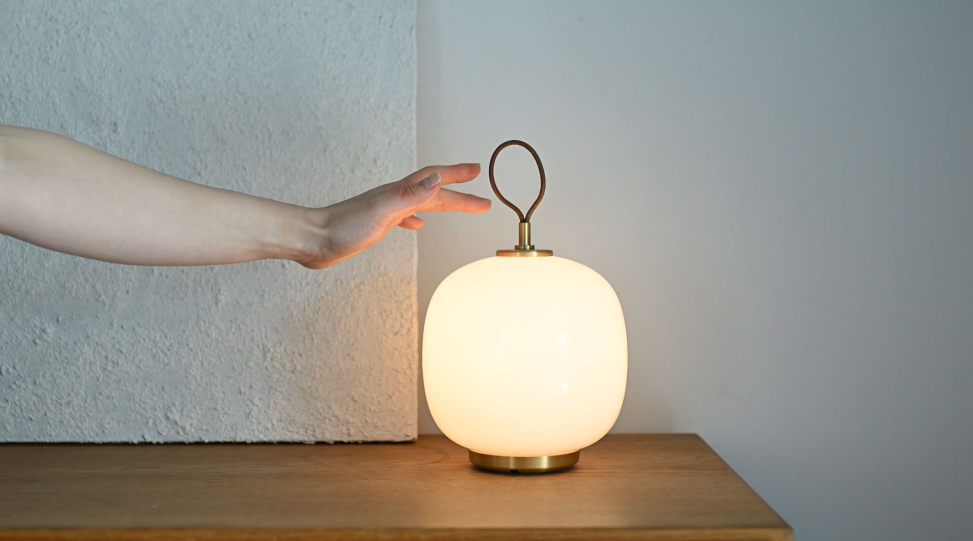 Louis Poulsen | VL45 RADIOHUS ポータブルランプ PALE ROSE｜【公式